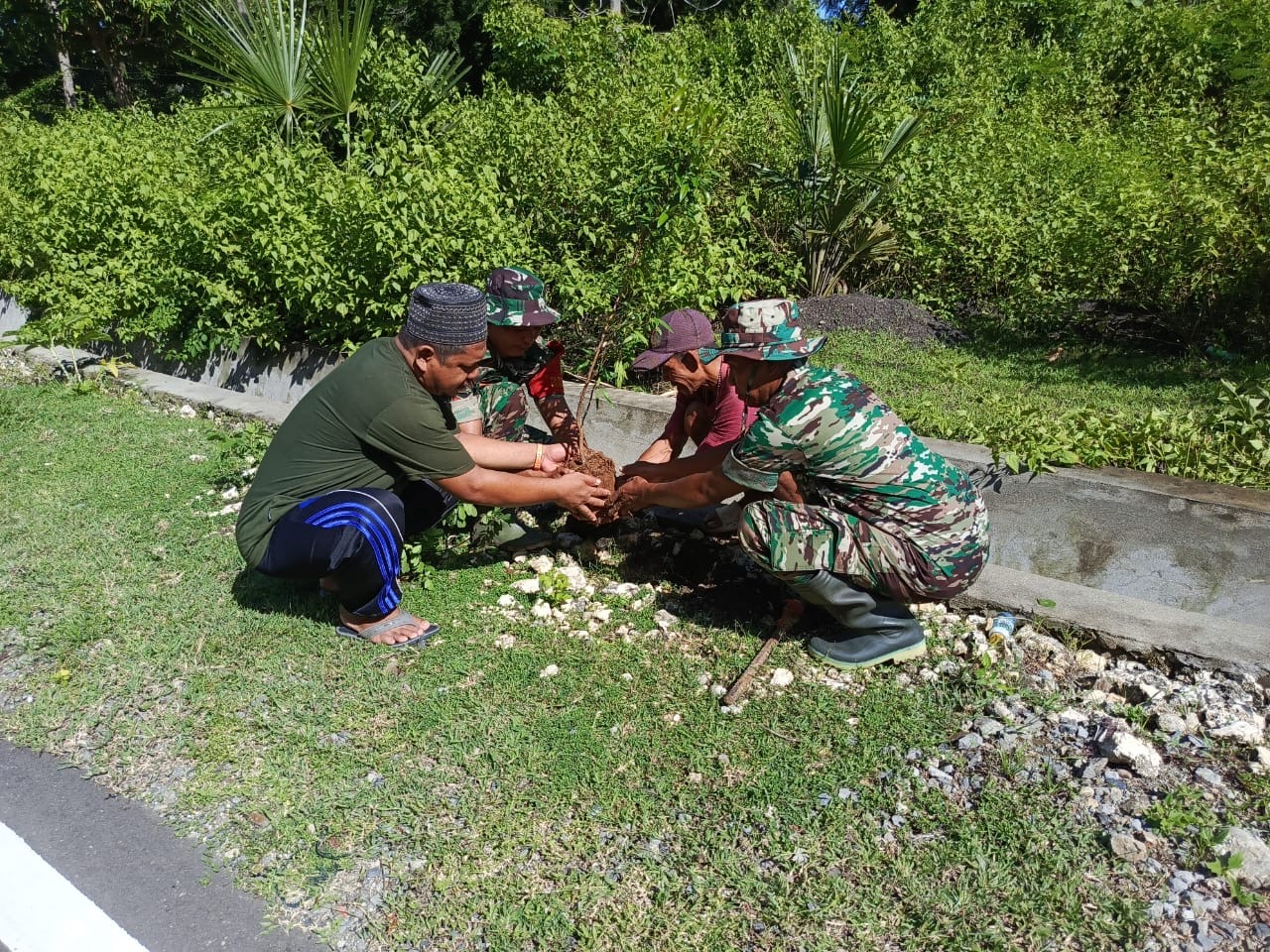 Dukung Program Penghijauan, Babinsa Koramil 1415-01/Bontosikuyu Bersama Warga Laksanakan Penanaman Pohon