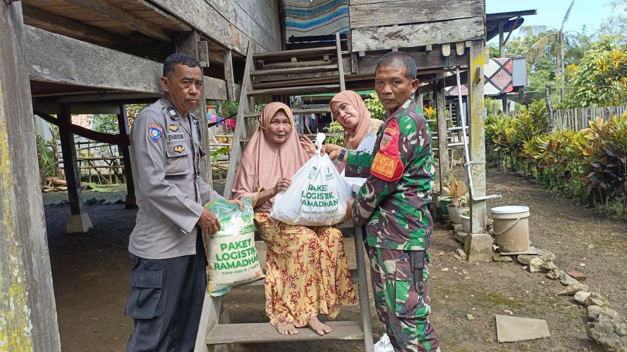 Bentuk kepedulian Babinsa Koramil 1405-04/Soppeng Riaja melaksanakan Pendistribusian paket sembako