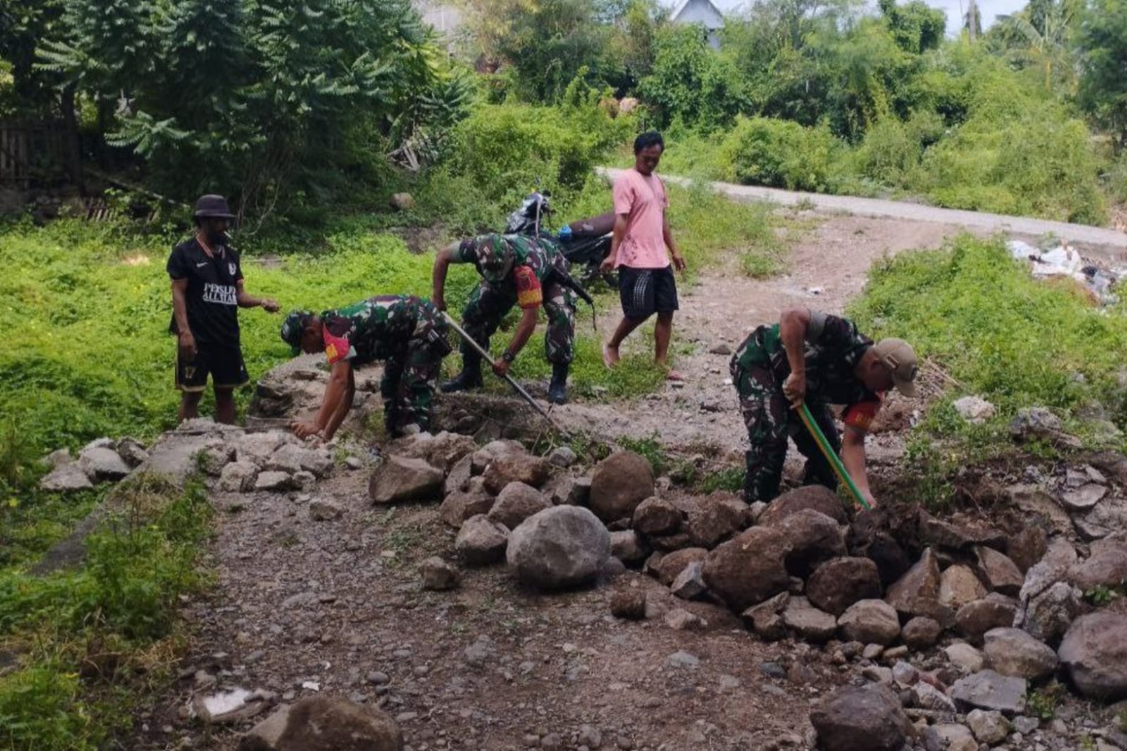 Babinsa Desa Bontorappo Bersama Masyarakat Gotong Royong Pembangunan Drainase Saluran Air dan Pembersihan Parit