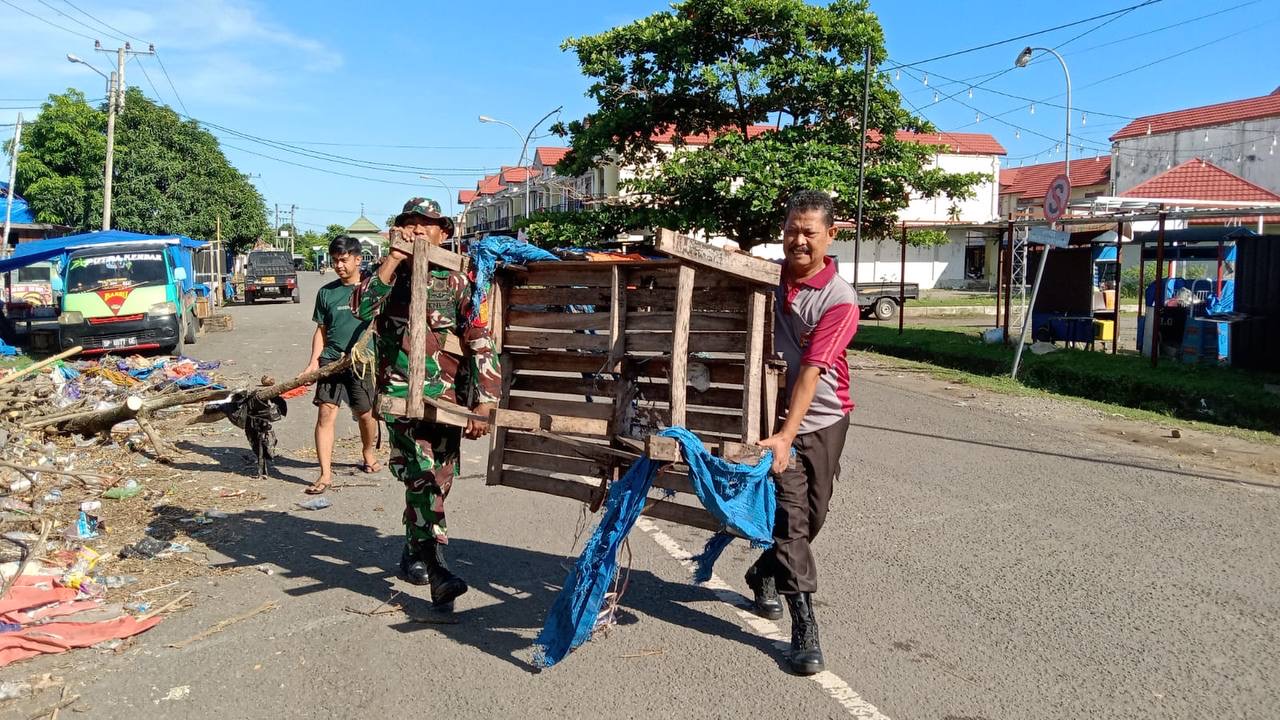 Babinsa Koramil 14 05-07/T.Rilau Bersama Unsur TNI, Pemda, dan Masyarakat Bersihkan Pasar Pekkae
