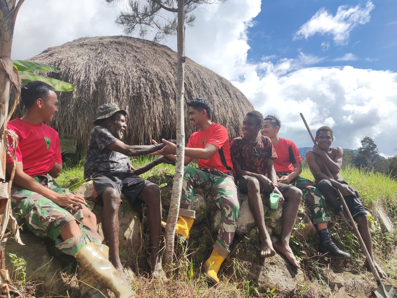 Bantu Tingkatkan Perekenomian Masyarakat, Satgas Yonif 721/Mks Ajak Warga Manfaatkan Lahan Kosong Untuk Dikelola