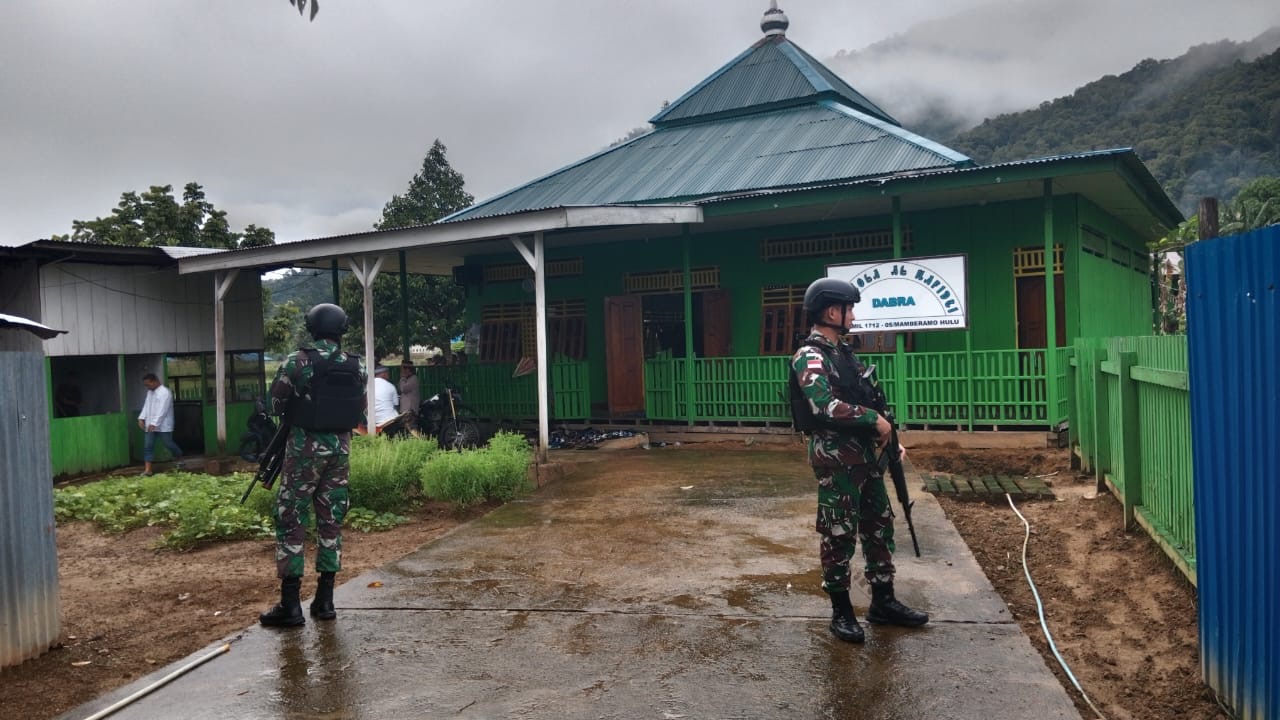 Satgas Yonif 721/Mks Bersinergi Pastikan Pelaksanaan Lebaran Idul Fitri Aman Dan Tertib