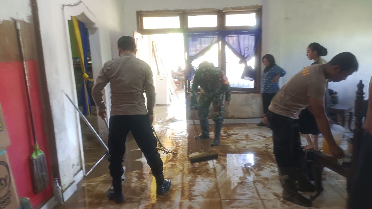 Anggota Koramil Tinanggea Bersihkan Sisa Lumpur Pasca Banjir