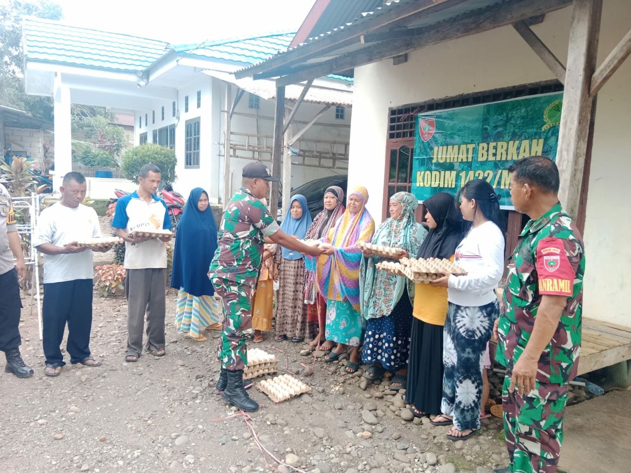 Berbagi Jumat Berkah Di Bulan Ramadhan, Babinsa Maros Bagikan Sembako Kepada Warganya