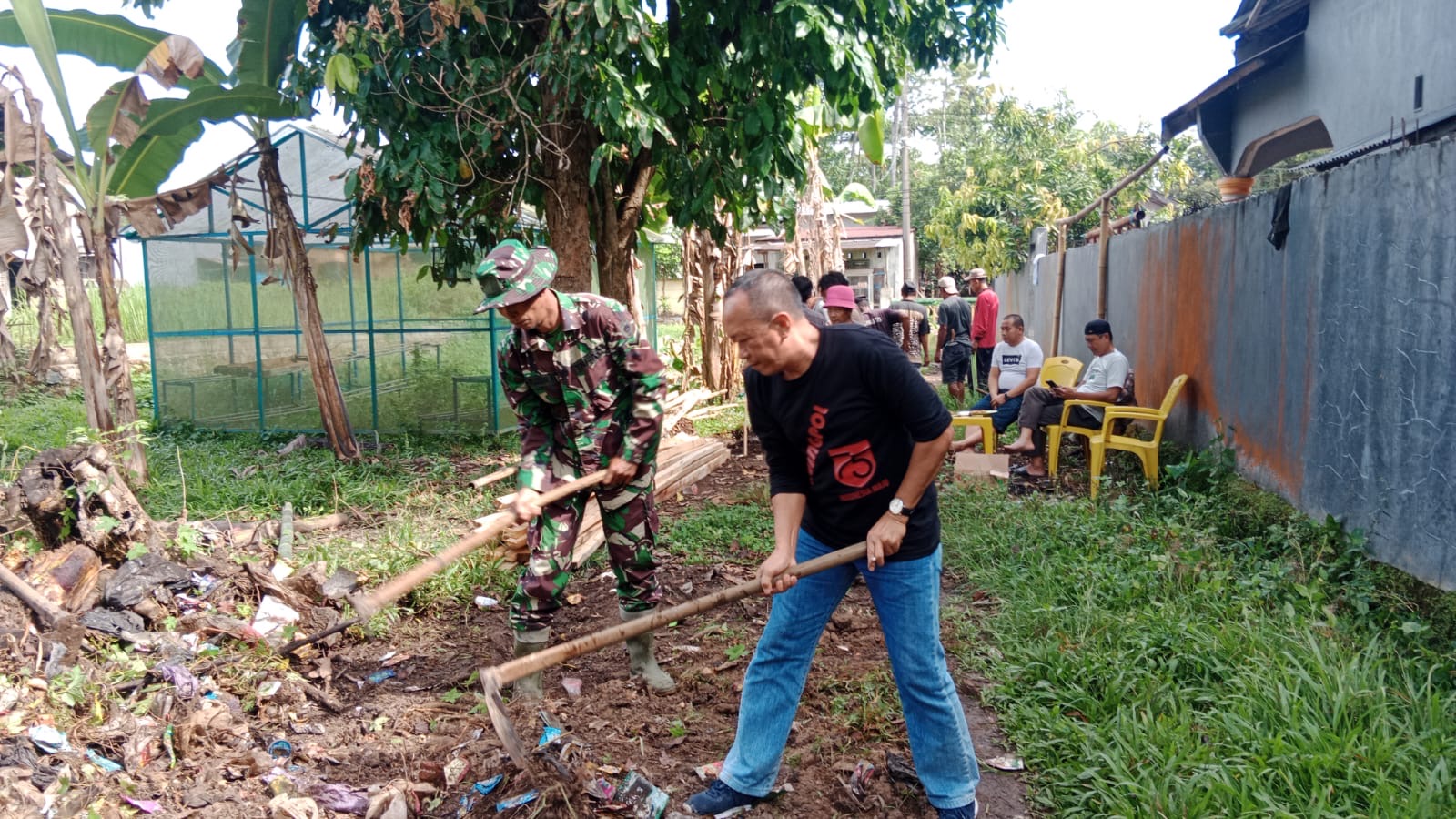 Koramil 1426-01/Polut Kerja Bakti Bersama Masyarakat Membuat Saluran Air Dan Membuat Jalan Paving Blok