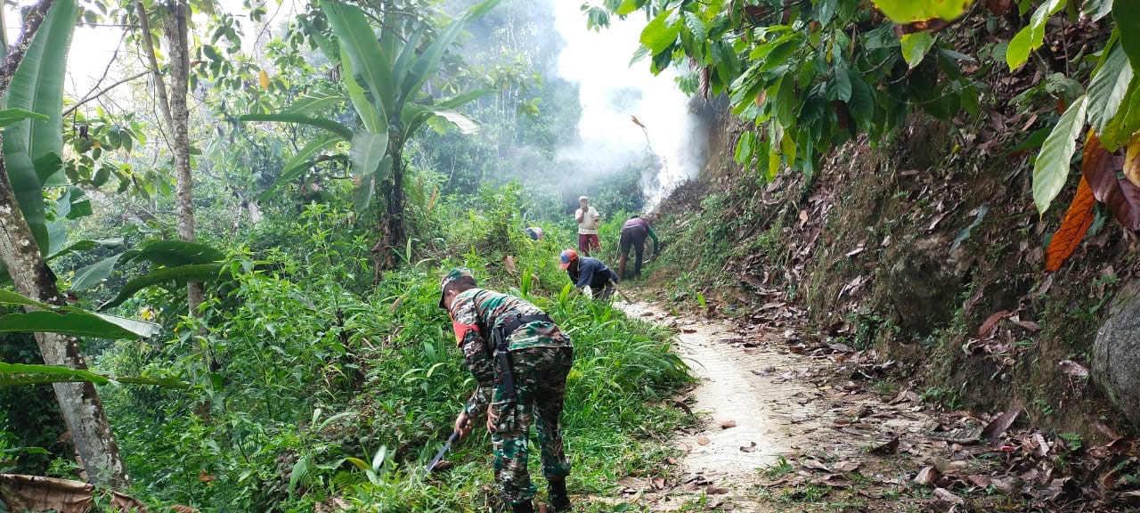 Babinsa Bersama Warga Membersihkan Saluran Air Dan Sampah-sampah di Pinggir Jalan