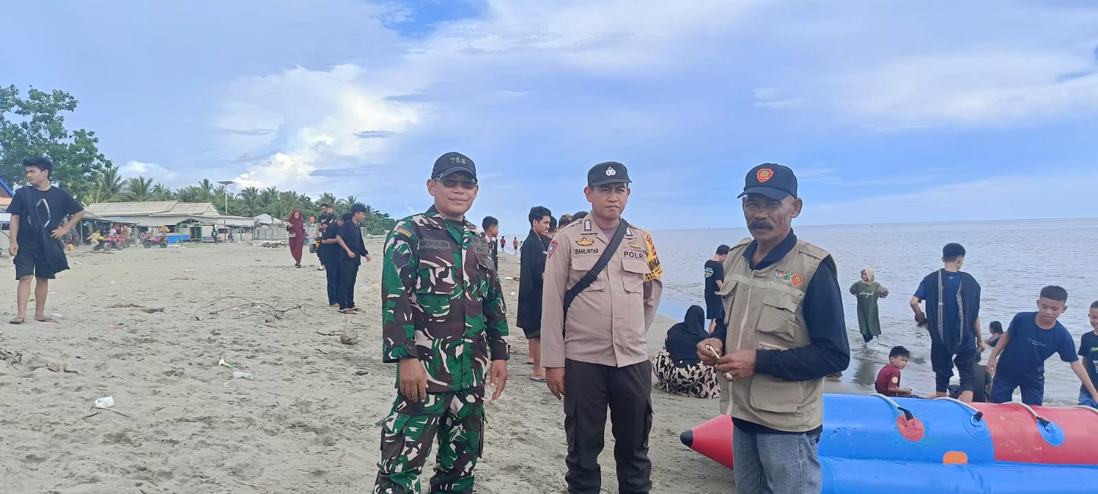 Babinsa Koramil-02/Mattiro Sompe Kodim 1404/Pinrang Bersama Tiga Pilar Pantau Lokasi Wisata Pantai Harapan Ammani