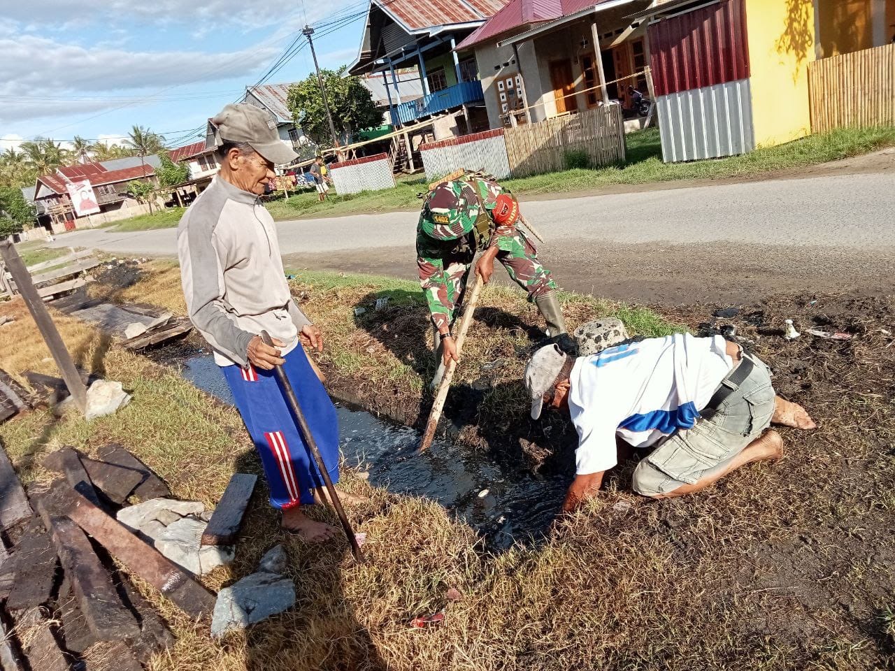 Saluran Drainase Tersumbat, Babinsa Bersama Warga Bersihkan Lingkungan