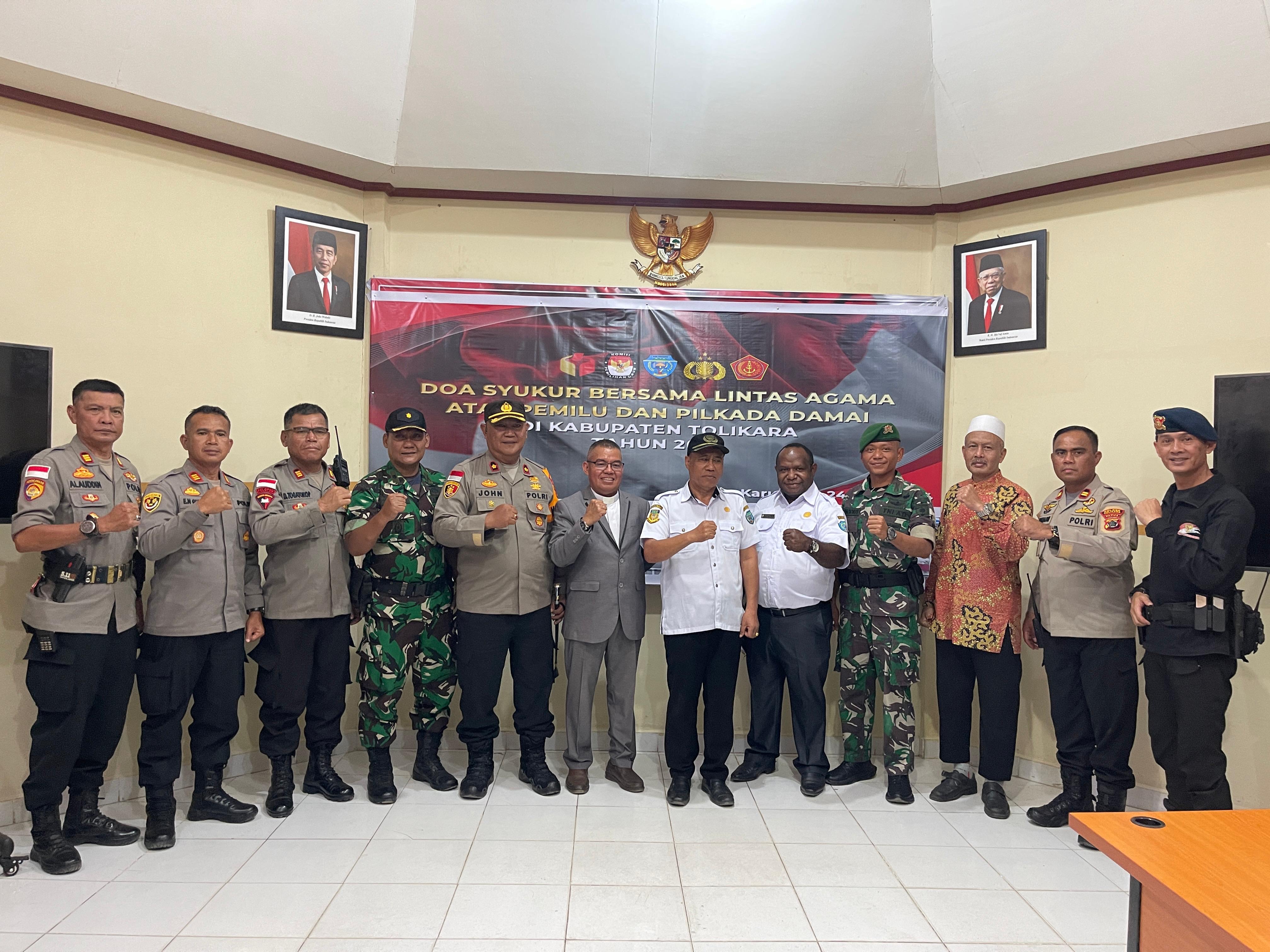 Satgas Yonif 721/Mks Bersama Forkopimda Tolikara Laksanakan Doa Lintas Agama Atas Pelaksanaan Pemilu dan Pilkada Damai