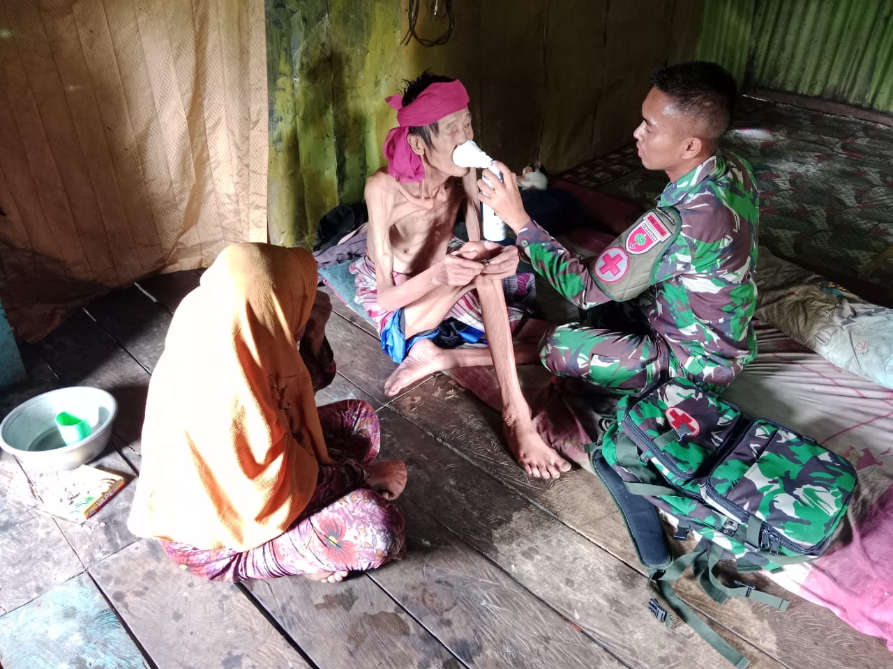Akibat Sesak Nafas, Warga Kuller Diberi Tindakan Oleh Nakes Satgas Pamtas Yonif 726/Tml