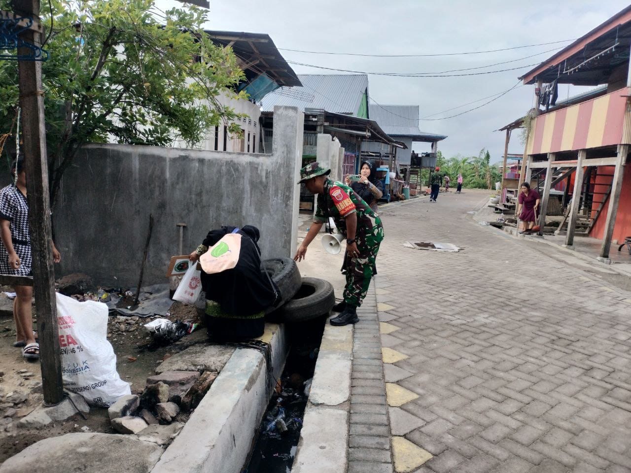 Melalui Karya Bhakti, Babinsa Kelurahan Wala edukasi warga tentang pola hidup sehat.