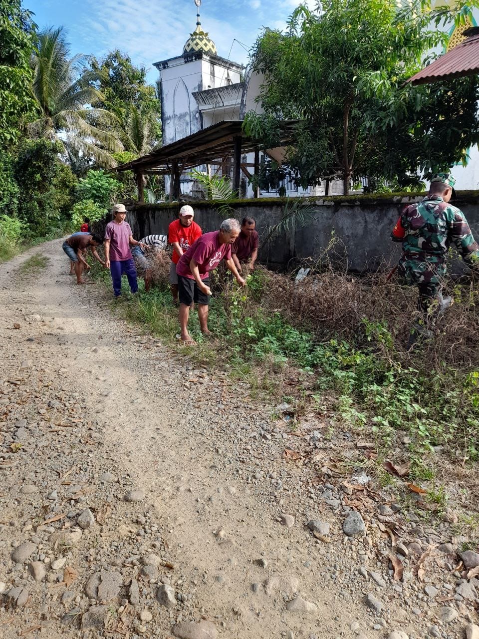 Gotong Royong Antisipasi Banjir! Babinsa Koramil 1418-02/Tapalang dan Warga Bersihkan Saluran Air
