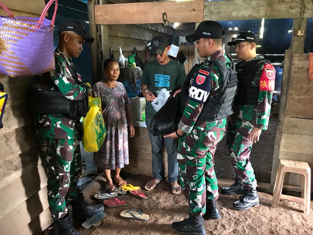 Penyaluran Zakat Fitrah Oleh Personel Satgas Yonif 726/Tml Buat Masyarakat Kampung Sipias Gembira