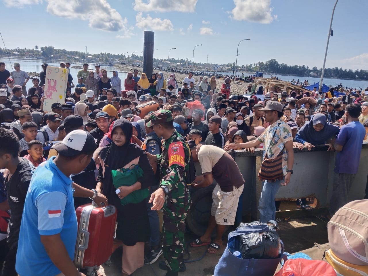 Arus Balik Lebaran, Koramil 1415-03/Pasimarannu Bantu Petugas Pelabuhan Mengatur Penumpang