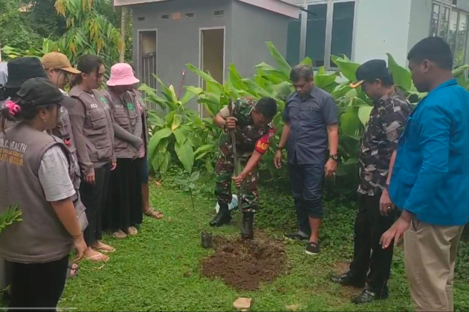 Lestarikan Lingkungan, Babinsa Kodim Jeneponto Bersama Komponen Masyarakat Lakukan Penanaman Pohon