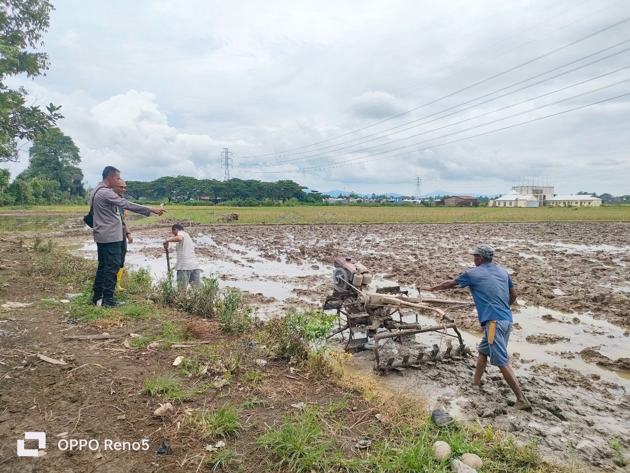 Babinsa Koramil 03 Bontomaranu Dampingi Petani Untuk Meningkatkan Ketahanan Pangan