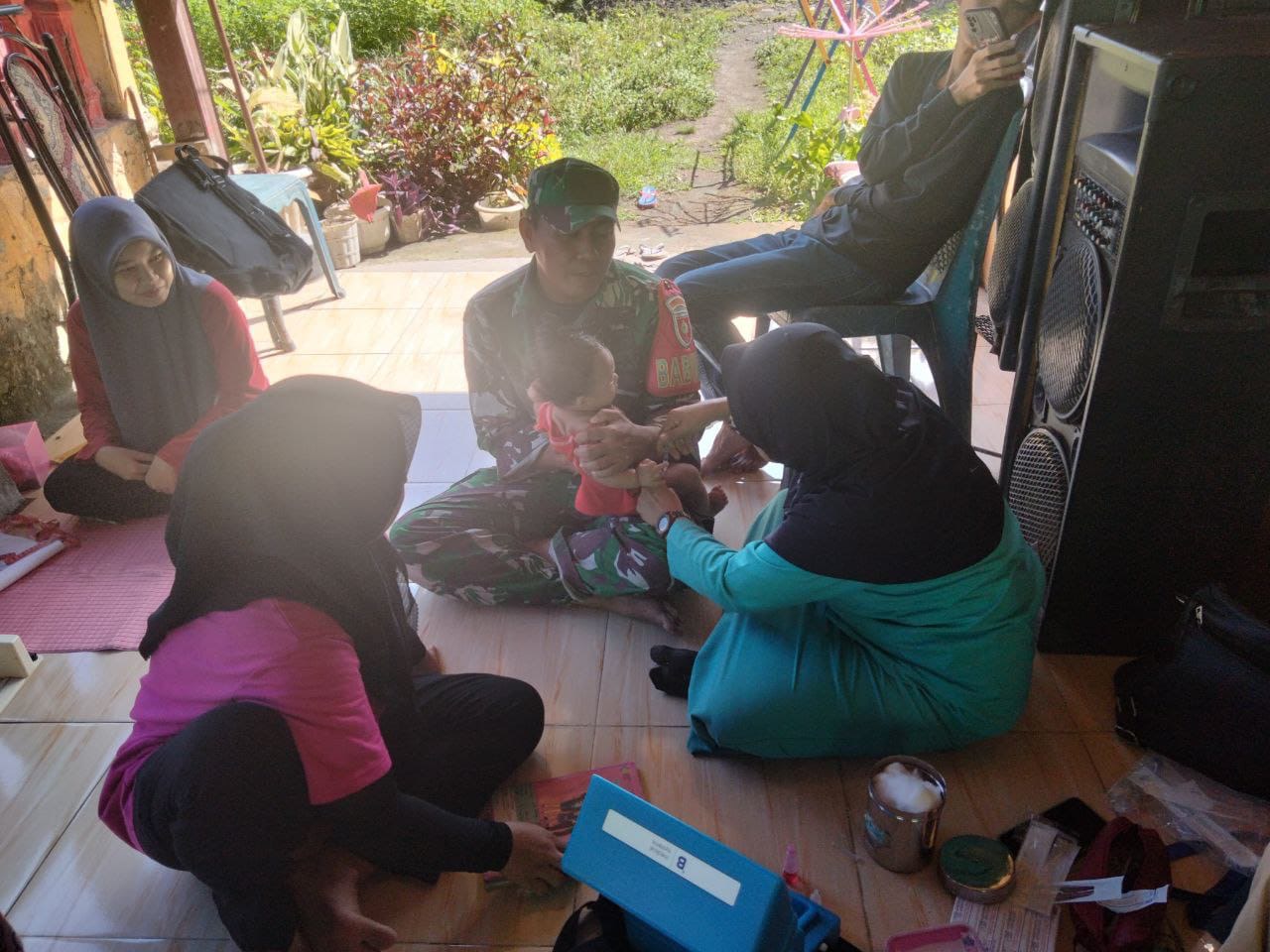 Babinsa Koramil1420-04/Watang Pulu Dampingi Kegiatan Posyandu Balita