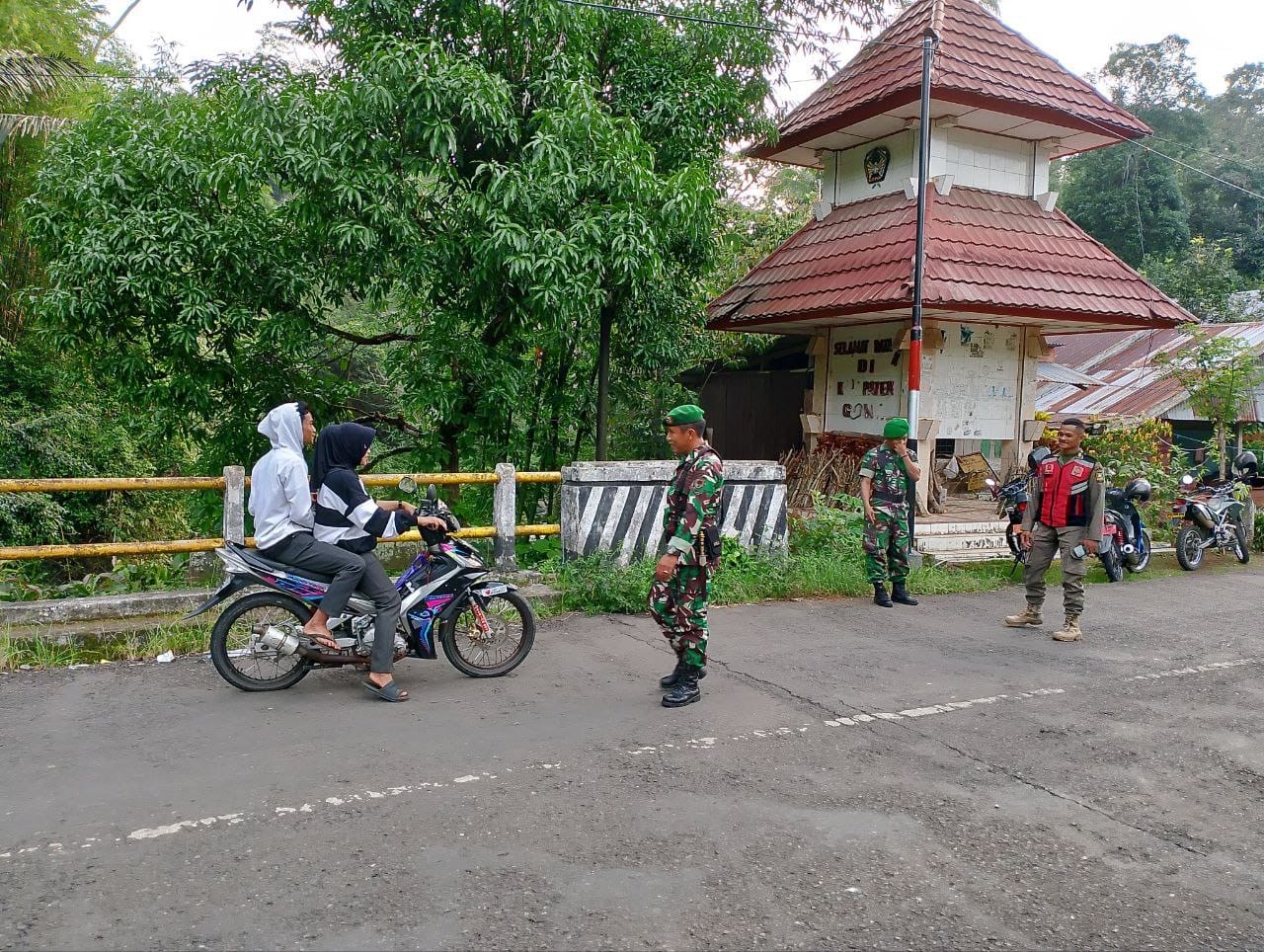 Personel Koramil 1424-02/Sinjai Barat Patroli dan Pemantauan Wilayah Kec Sinjai Barat