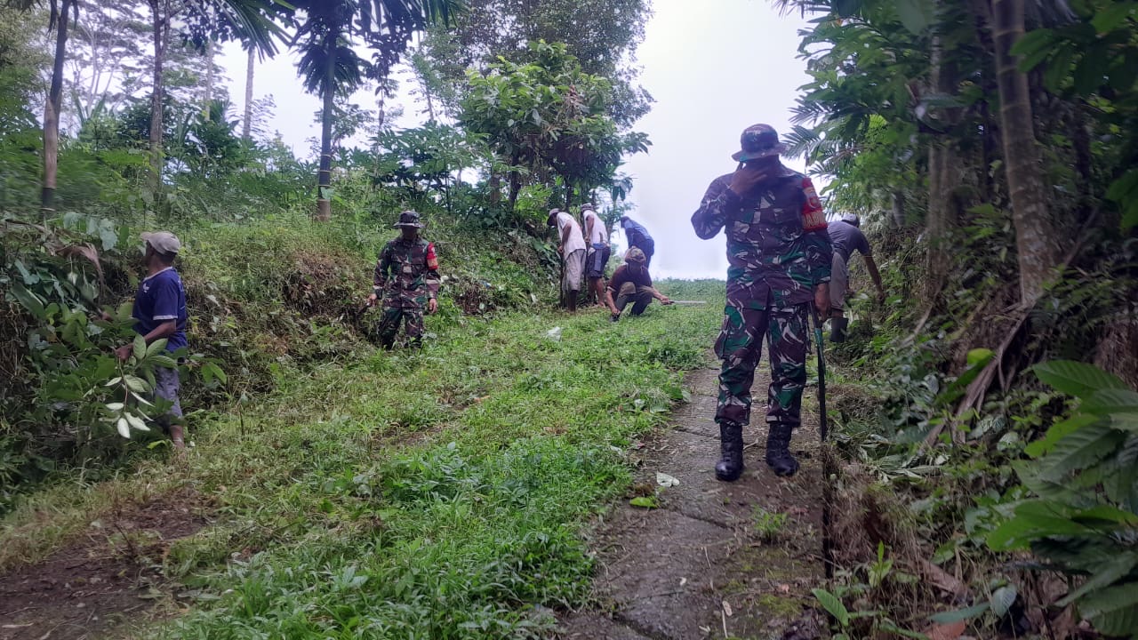 Personil Koramil 1411-02//Bulukumpa Bersama Bersam Warga Kerja Bakti Pembersihan Saluran Irigasi