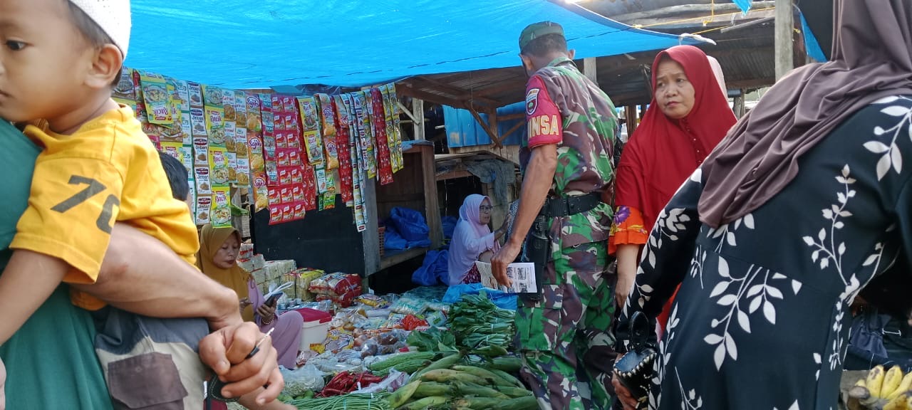 Pantau Perkembagan Harga Kebutuhan Pokok dan Ketersediaannya, Babinsa Bontotangnga Terjun ke Pasar