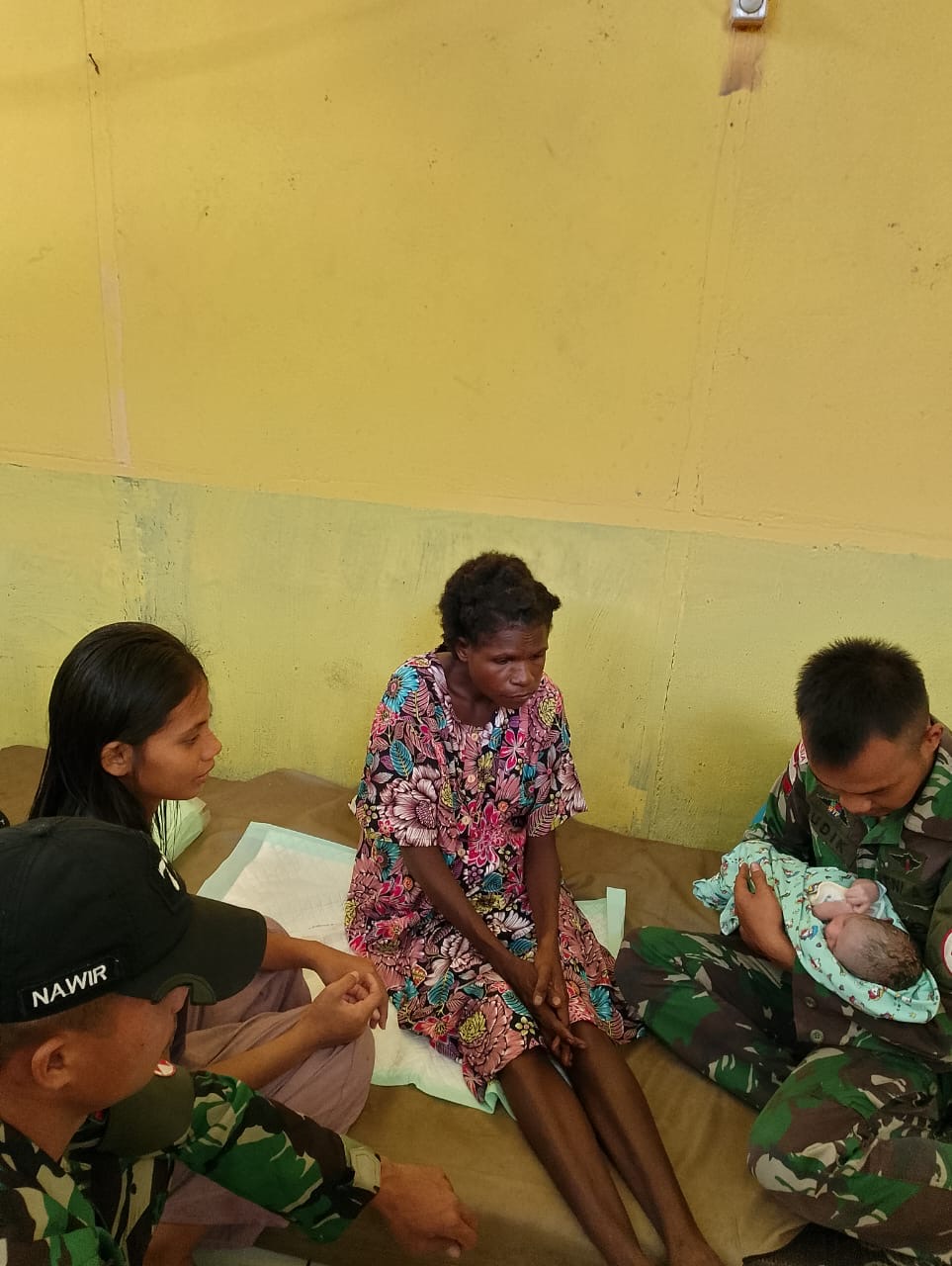 Drama Persalinan Mama Sarce Maewa yang penuh perjuangan Dibantu oleh Personel Satgas Yonif 726/Tml