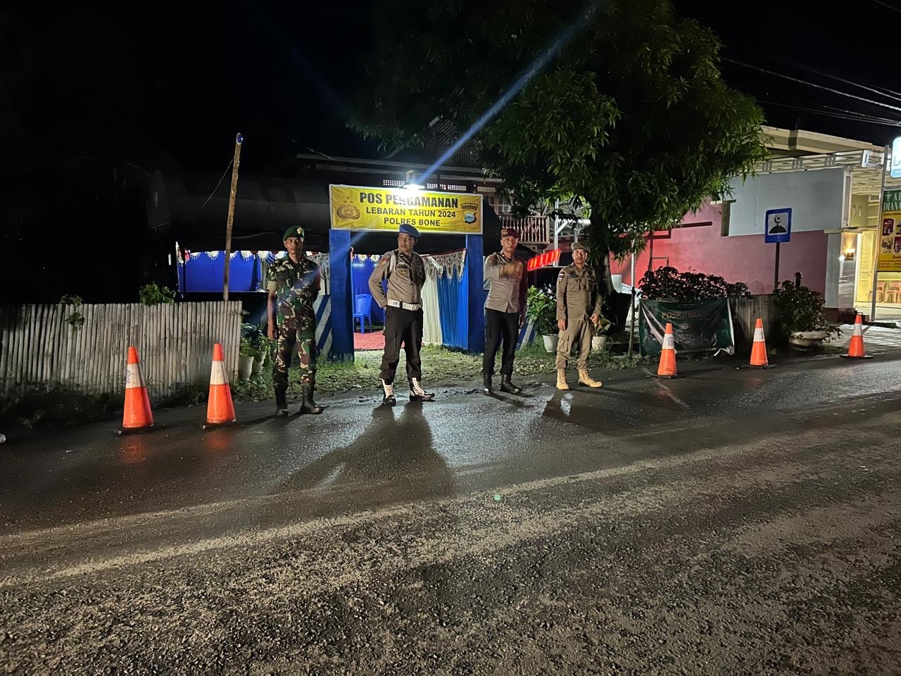 Puncak Arus Mudik, Personel Babinsa Kodim 1407/Bone Bersama Instansi Terkait Berikan Rasa Aman Kepada Masyarakat