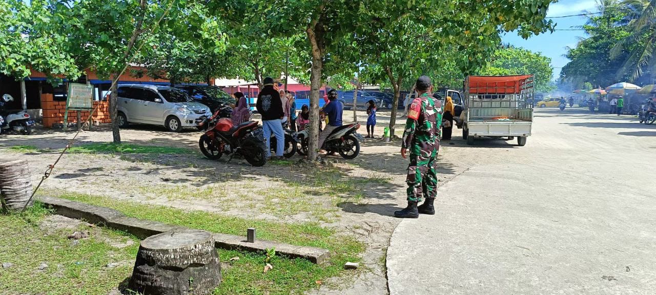 Meyakinkan Aktifitas Warga Aman, Babinsa Kodim 1404/Pinrang Pantau Obyek Wisata Pantai Haran Ammani