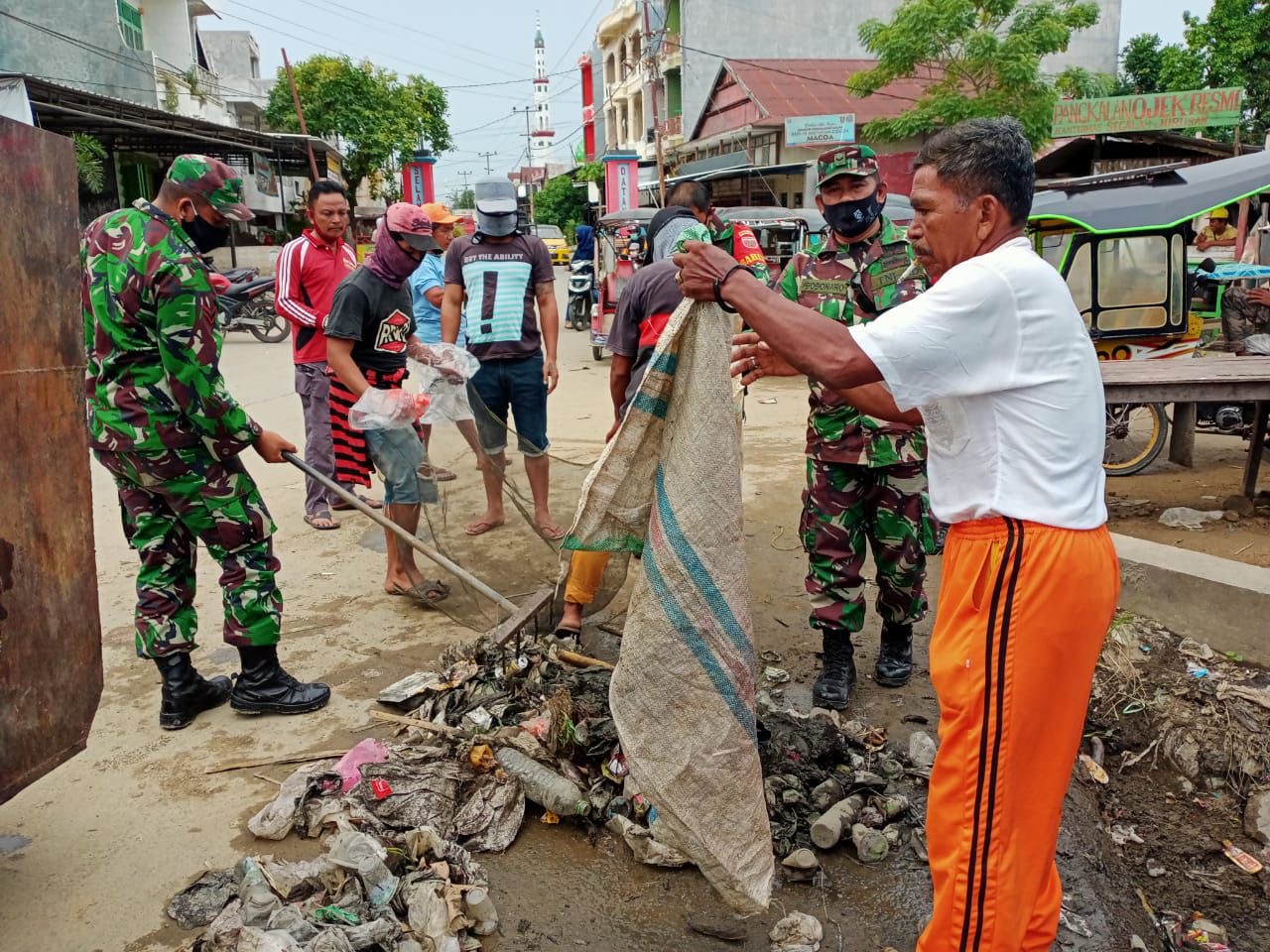 Usai Libur Lebaran, Anggota TNI Bersama Warga Bersihkan Lingkungan Pasar Di Polewali Mandar