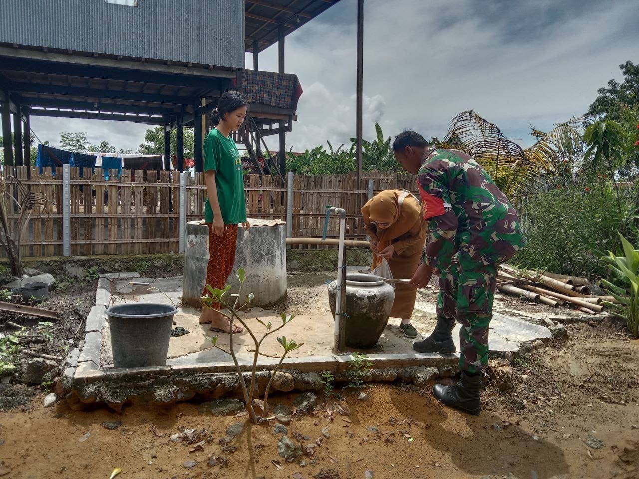 Babinsa Koramil 1420-01/Pancing Lautang Lakukan Pendampingan Penyaluran Bubuk ABT