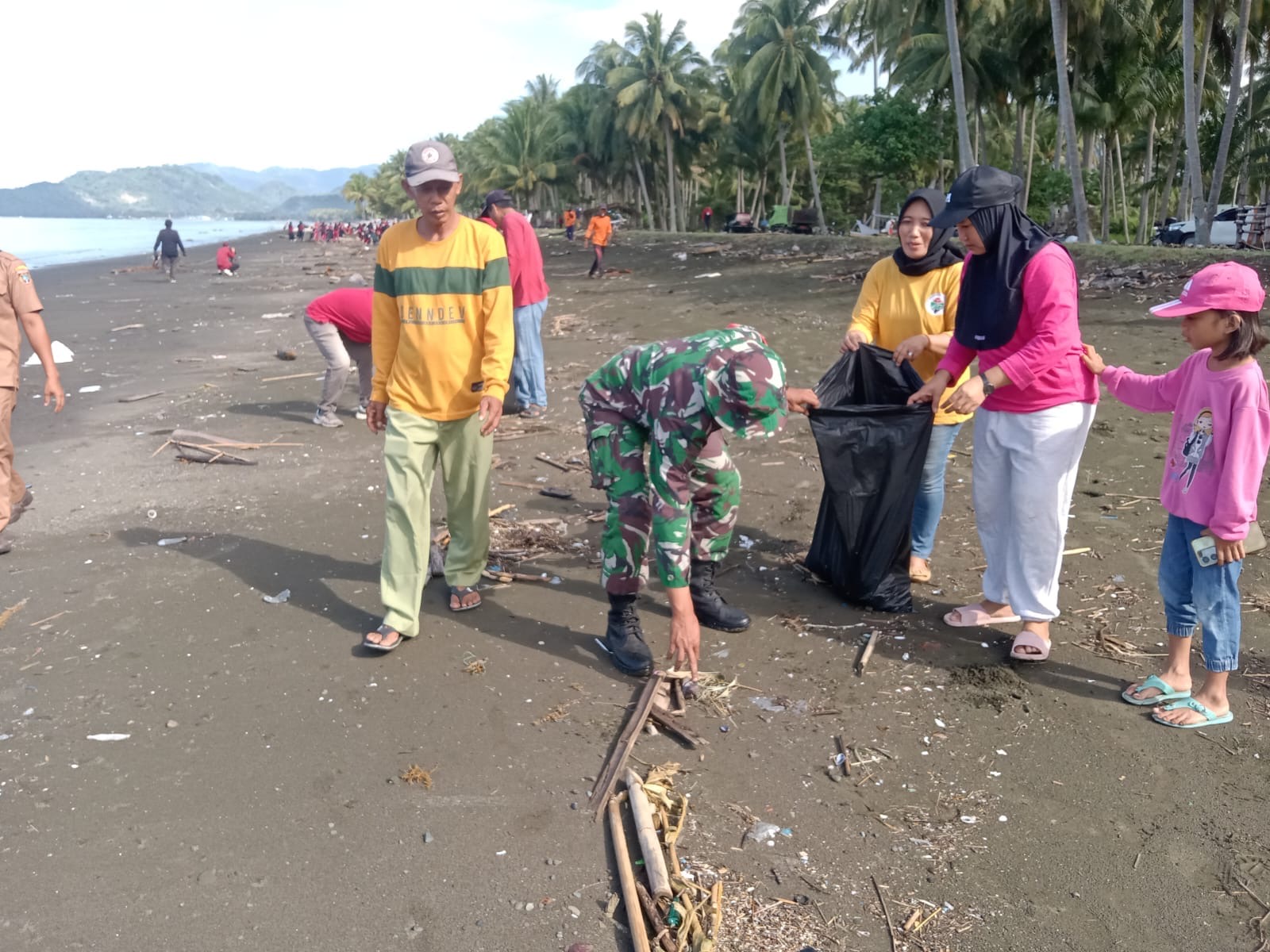 Peduli Lingkungan, Anggota TNI Di Polewali Mandar Gandeng Warga Bersihkan Pantai