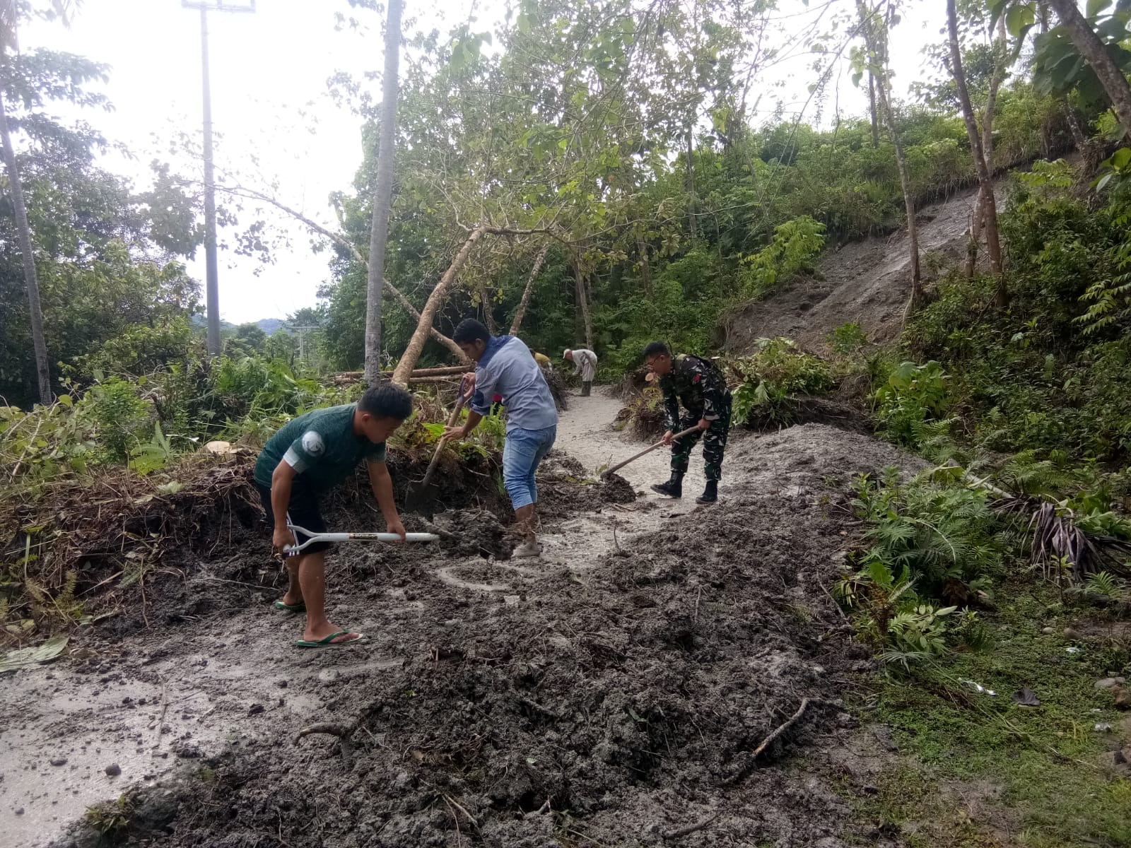 Wujud Kepedulian Babinsa Bantu Mengatasi Kesulitan Rakyat Sekelilingnya