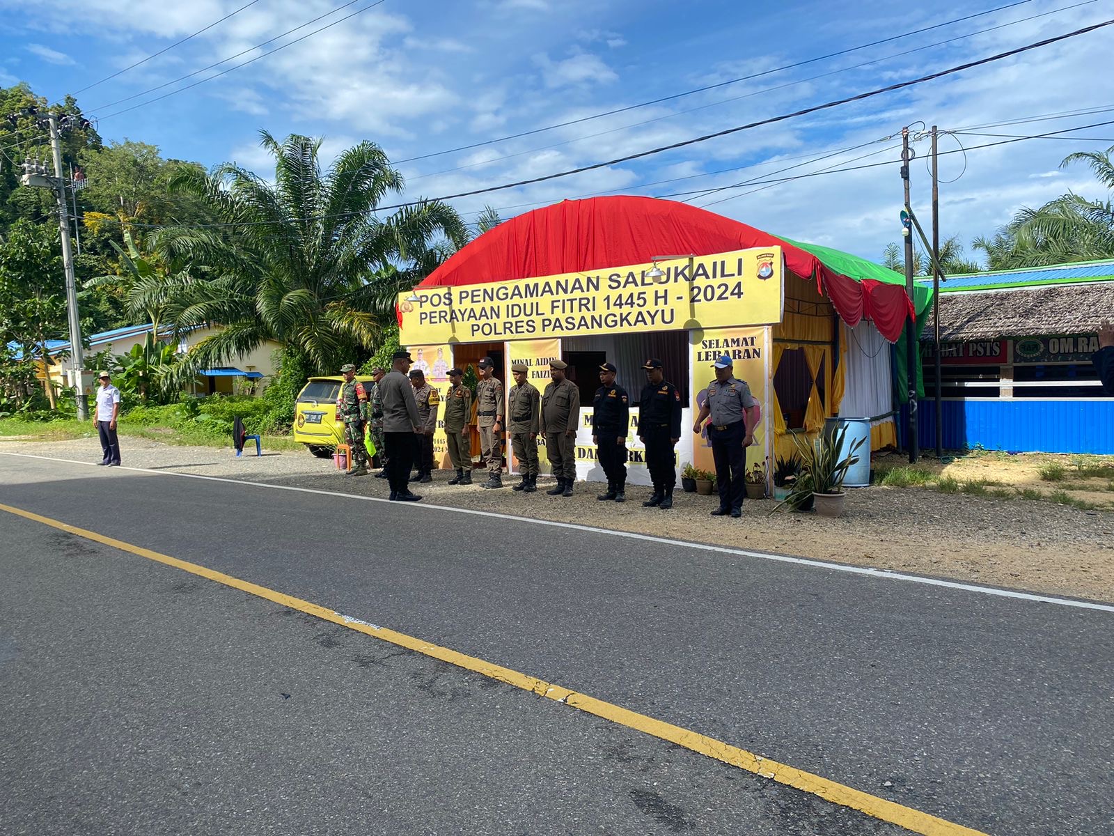 Koramil Bambalamotu Terus Berikan Sapaan Hangat kepada Pengemudi Bus di Pos Pengamanan Operasi 'KETUPAT MARANO 2024'