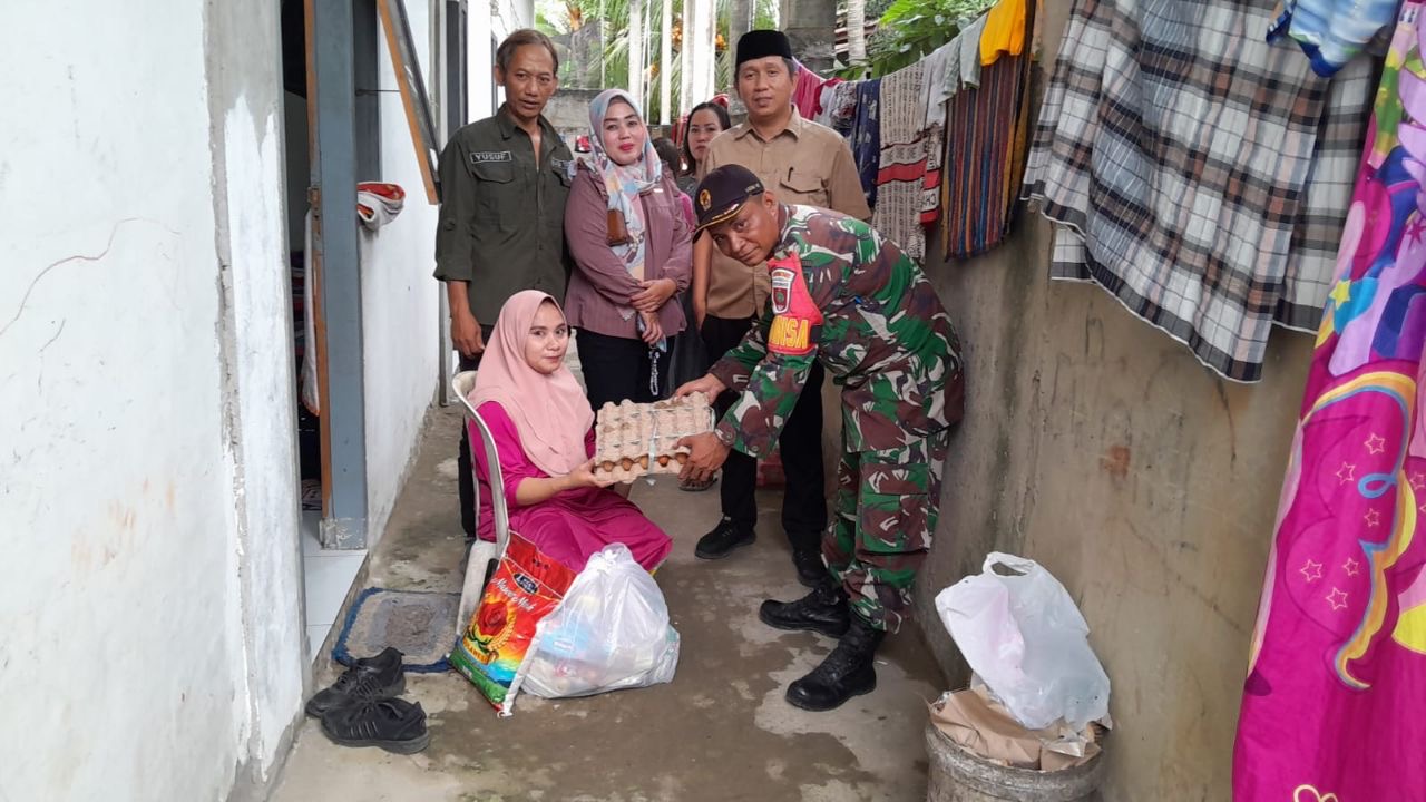 Di Bulan Puasa, Babinsa Bersama Lurah Bende Beri Bantuan Kepada Warga Lansia Dan Lumpuh