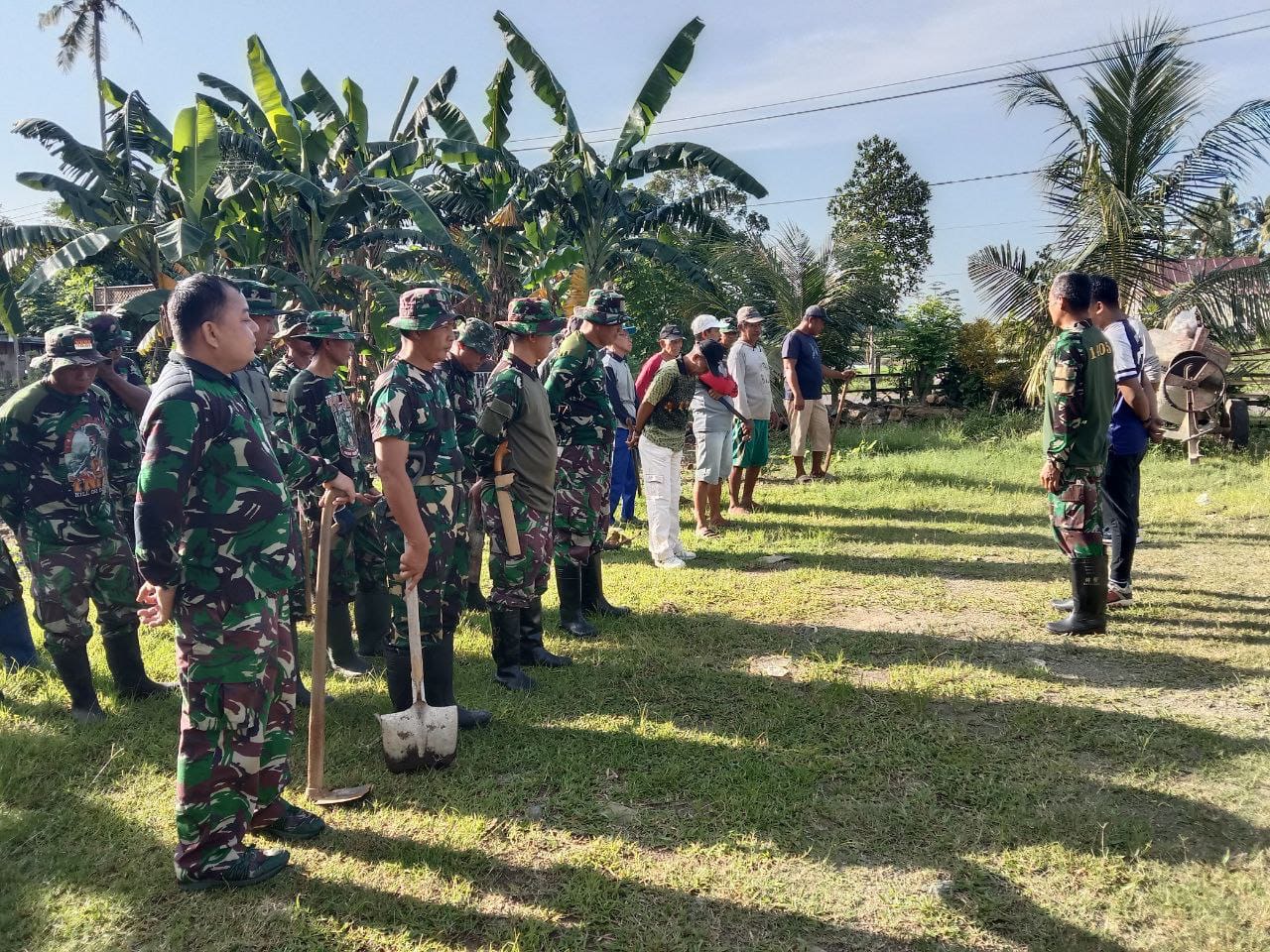 Personel Babinsa Koramil 1405-06/Barru melaksanakan Karya Bakti Pembersihan Saluran Air