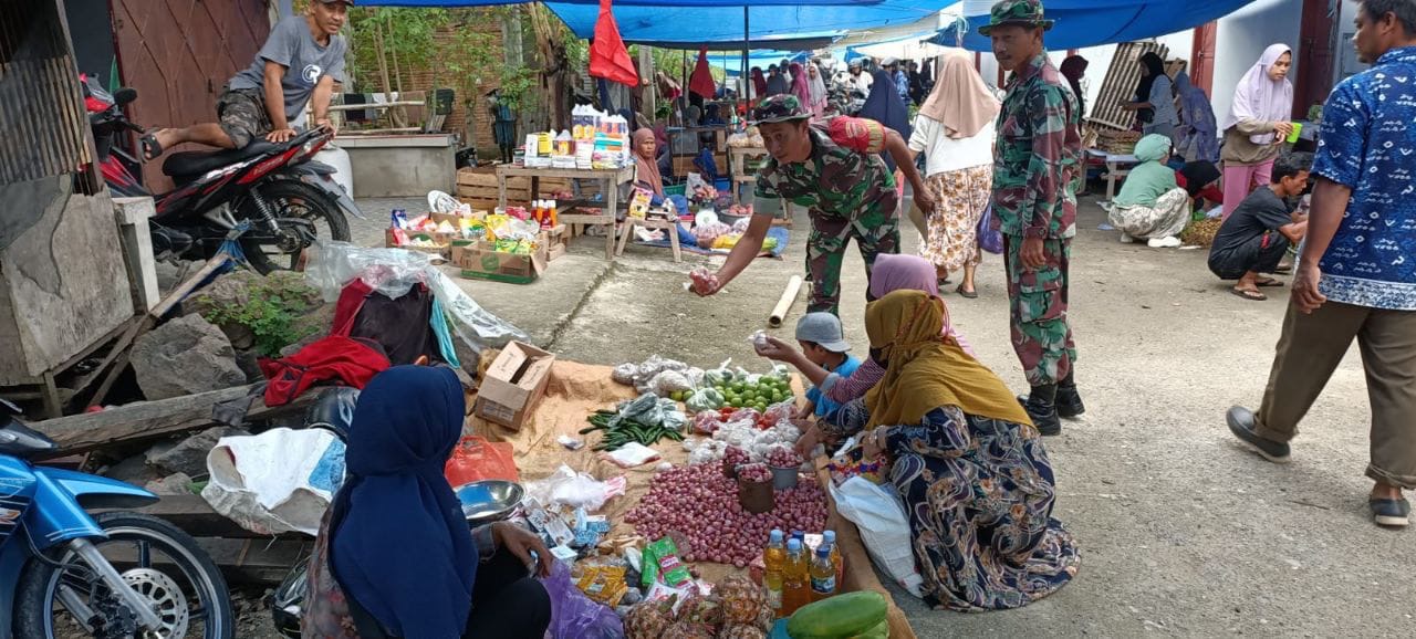Terjun Langsung Ke Pasar Tradisional, Babinsa Koramil 05/Patampanua Kodim 1404/Pinrang Cek Harga Sembako