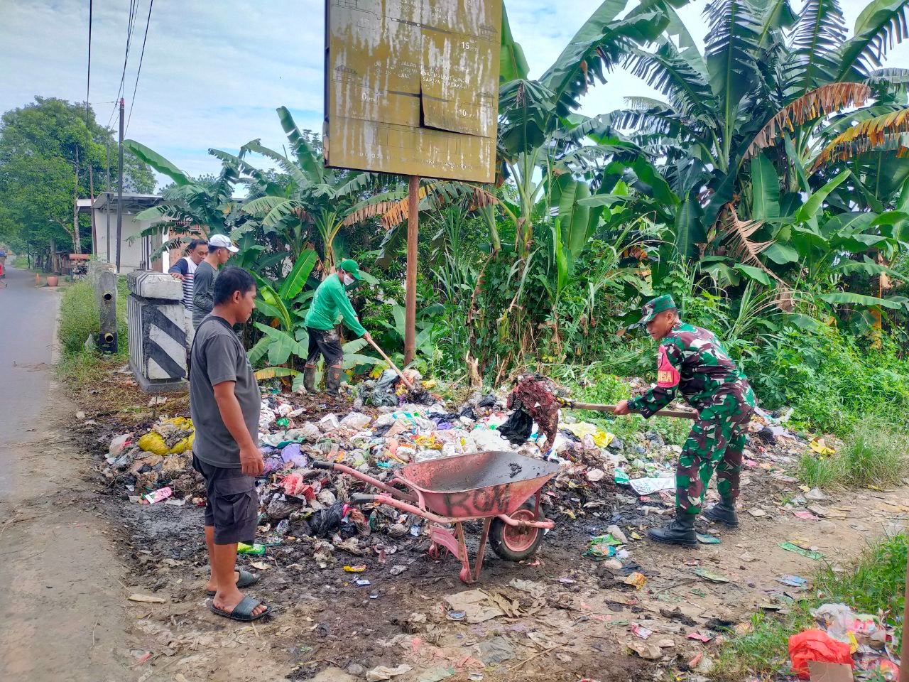 Prajurit Kodim 1409/Gowa Peduli Lingkungan Ajak Warga Bersihkan Tumpukan Sampah