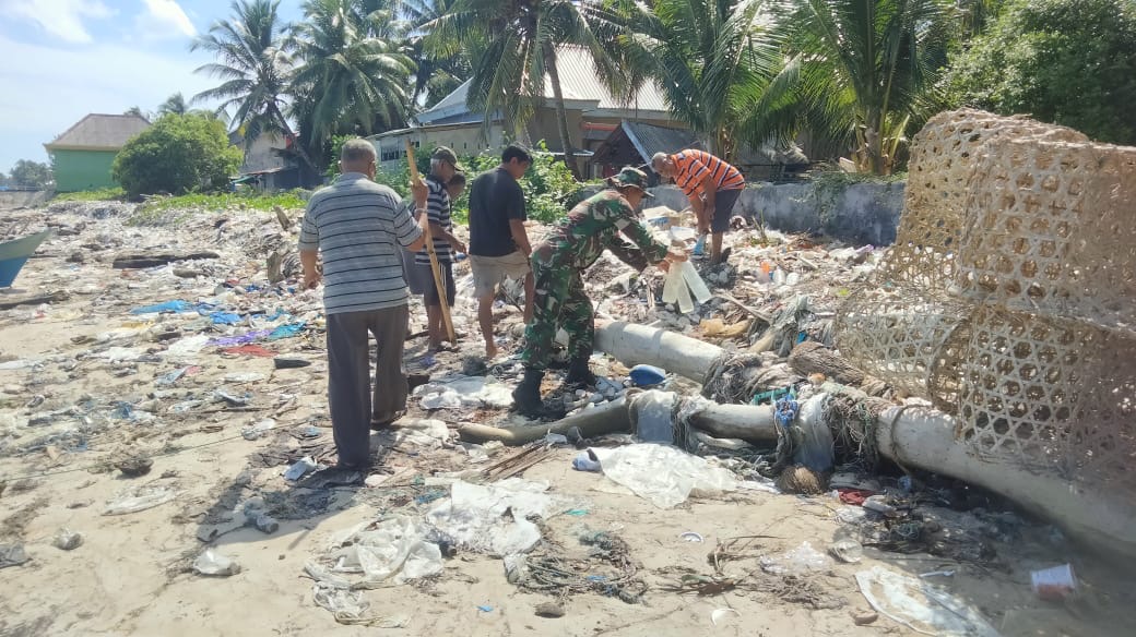 Babinsa Desa Majapahit Pimpin Warga Slaber Sampah Plastik Di Pantai