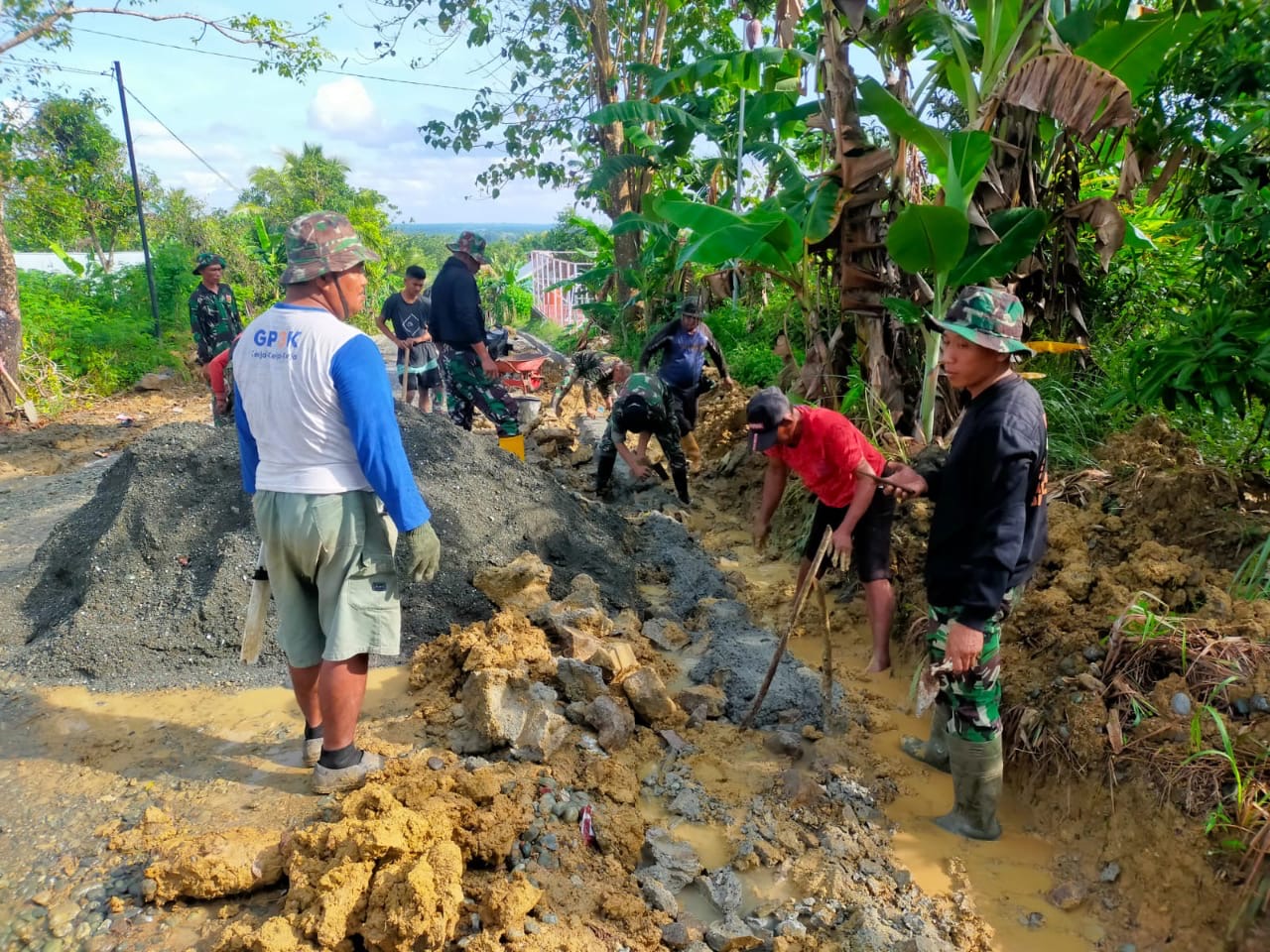 Karya Bhakti Koramil 1406-03/Maniangpajo: Perbaikan Saluran Air Desa Abbanuangnge