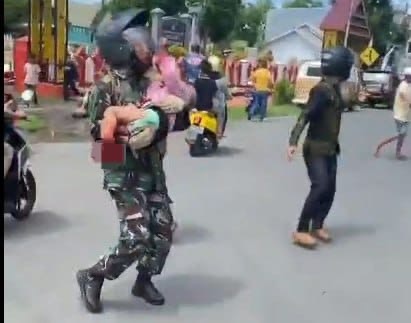 Aksi Heroik Lettu Arh. Darwis, Personel Kodim 1407/Bone, Selamatkan Korban Kecelakaan