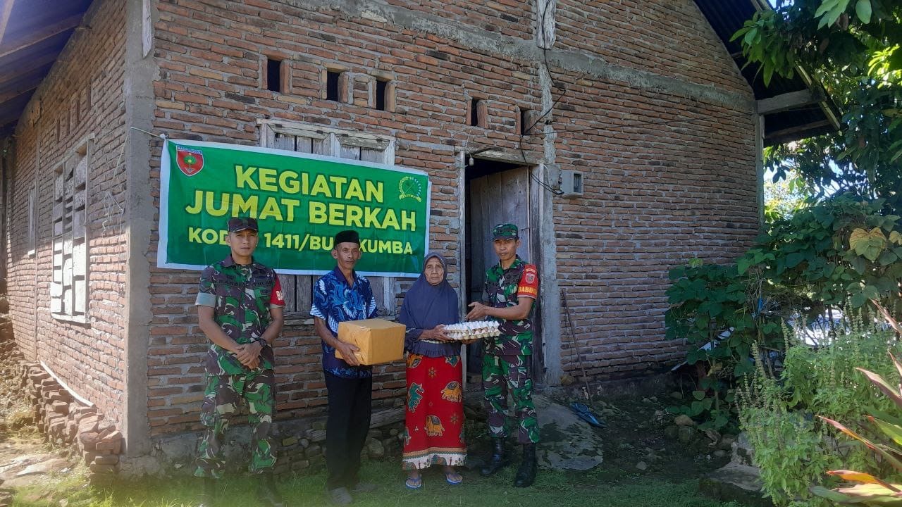 Giat Jumat Berkah, Serka Saparuddin Babinsa Desa Bajiminasa Bagikan Sembako Kepada Masyarakat Kurang Mampu