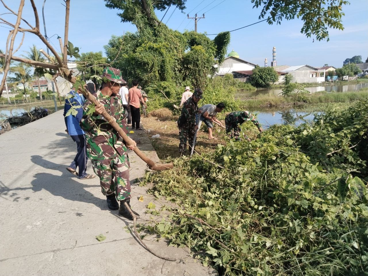 Koramil 1426-03/Galut Bersama Masyarakat Kerja Bakti Bersihkan Saluran Air Dan Bahu Jalan