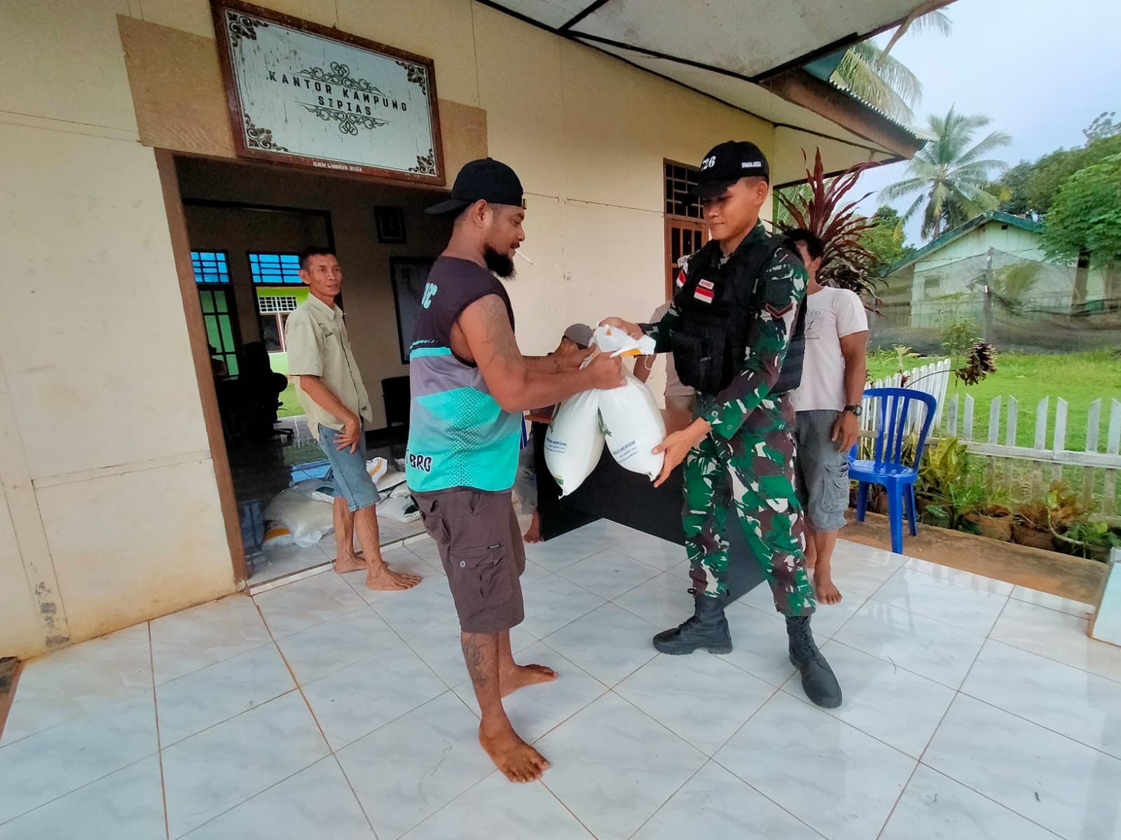 Tertibkan Pembagian Sembako, Prajurit Tamalatea Dukung Program Pemerintah dalam Mensejahterakan Masyarakat di Perbatasan RI-PNG