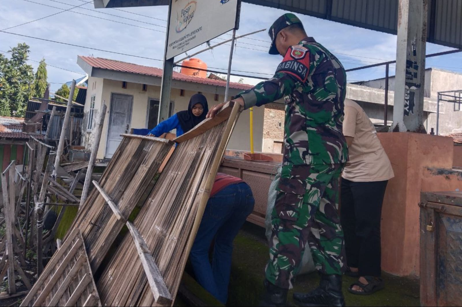 Peduli Kebersihan, Babinsa Koramil Tamalatea Ajak Warga Dan Mahasiswa Gotong Royong Bersihkan Lingkungan Pasar