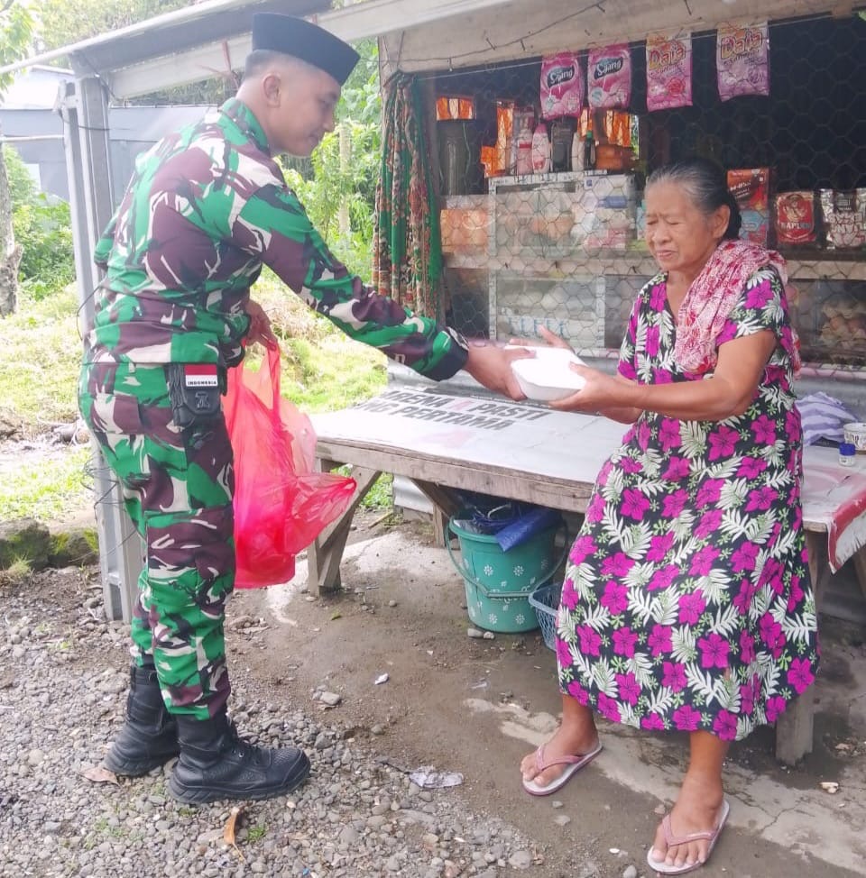 Korem 142/Tatag Kembali Berbagi Di Jumat Berkah