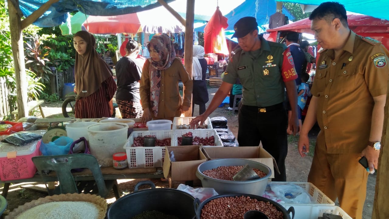 Babinsa Koramil 1421-02/ Minasatene Bersama Staf Kelurahan Melaksanakan Pemantauan Harga Sembako.