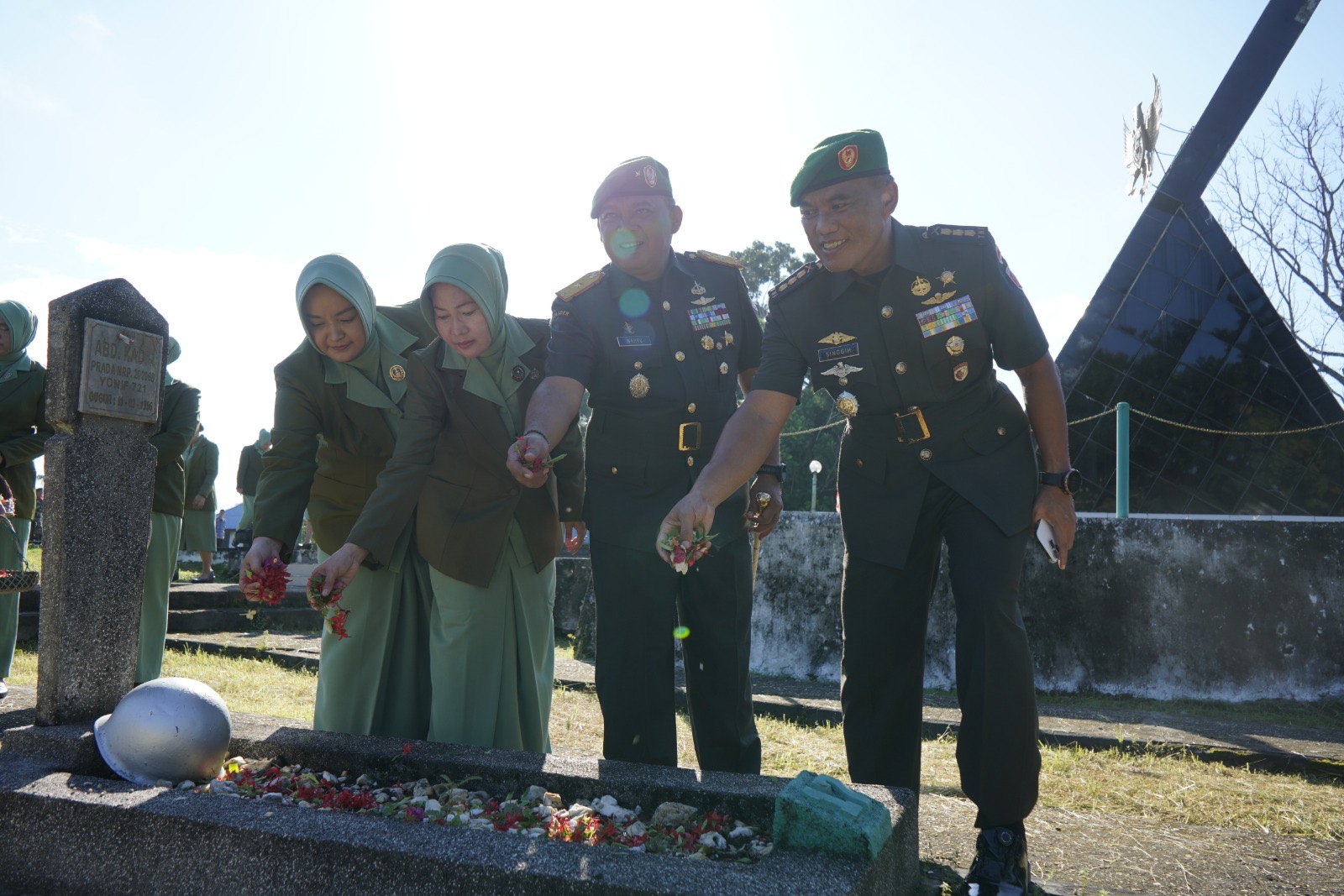 Peringati HUT Kodam XIV/Hasanuddin dan Korem, Danrem 143/HO Pimpin Ziarah Rombongan, Anjangsana dan Doa Bersama