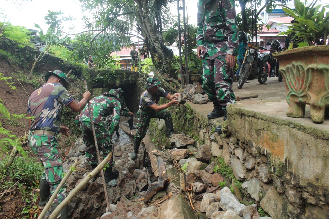TNI - POLRI Yang Tergabung Dalam Satgas Kembali Turun Kelokasi Yang Terdampak Banjir Dan Tanah Longsor