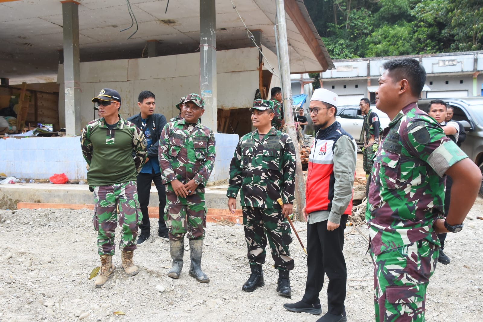 Danrem 141/Tp Dampingi Ust. Dr. Adi Hidayat, LC, M.A. Salurkan Bantuan Kepada Korban Bencana Alam Banjir dan Tanah Longsor di Kabupaten Luwu
