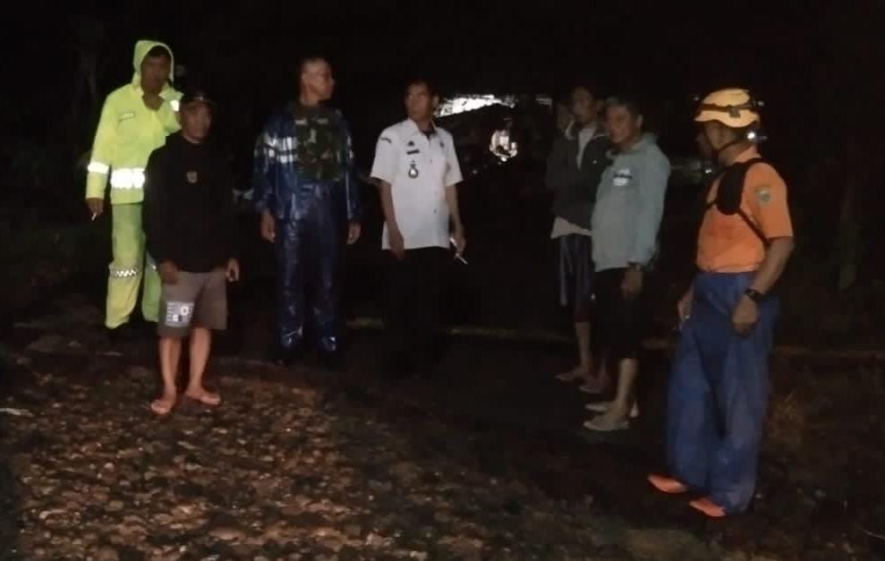 Tak Peduli Dinginnya Malam, Danramil-05/Patampanua Kodim 1404/Pinrang Bersama Tripika Batulappa Tinjau Lokasi Banjir