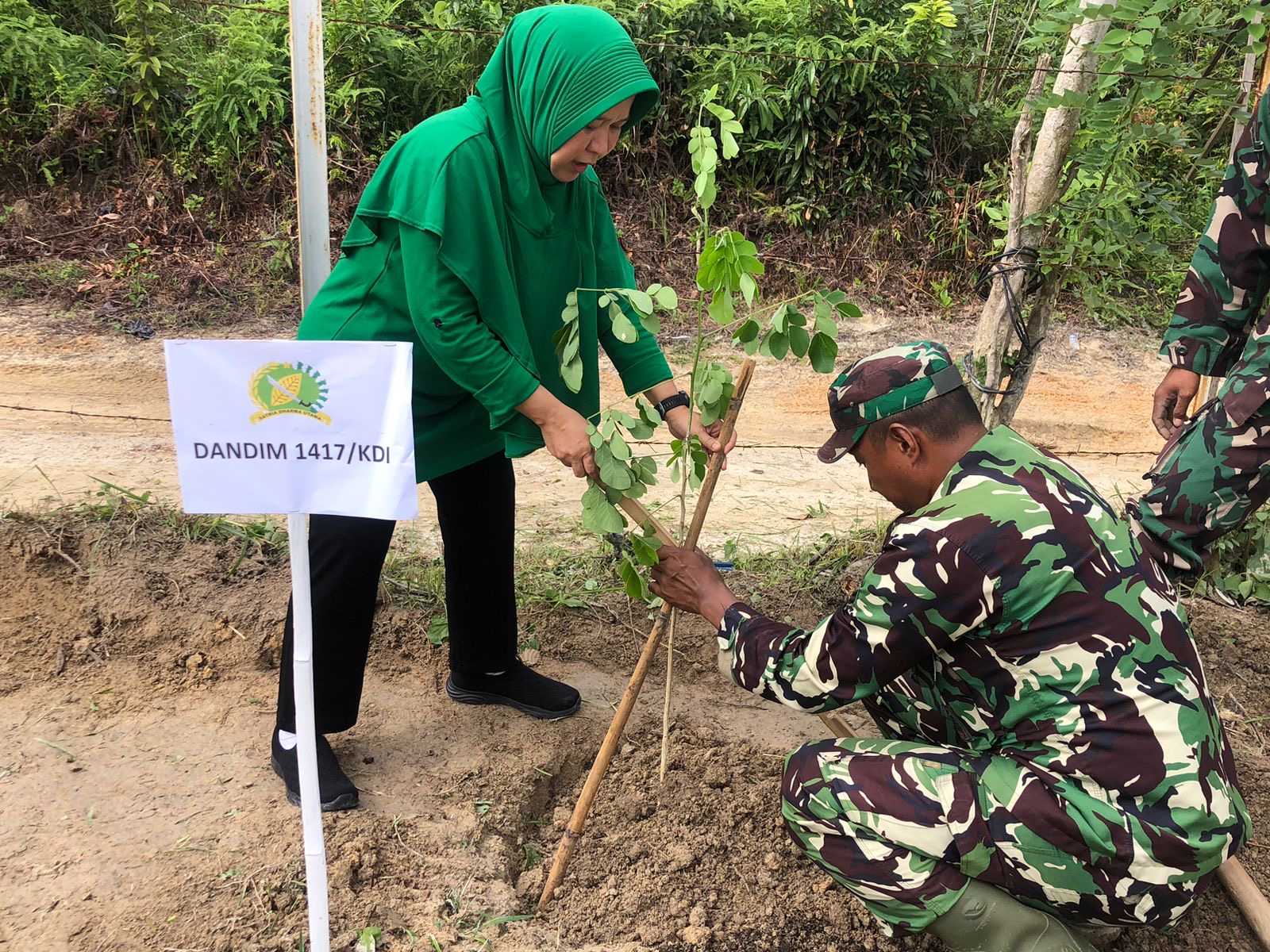 Melalui HUT Kodam XIV/Hsn, Kodim Kendari Laksanakan Penanaman Pohon Di Kota Kendari